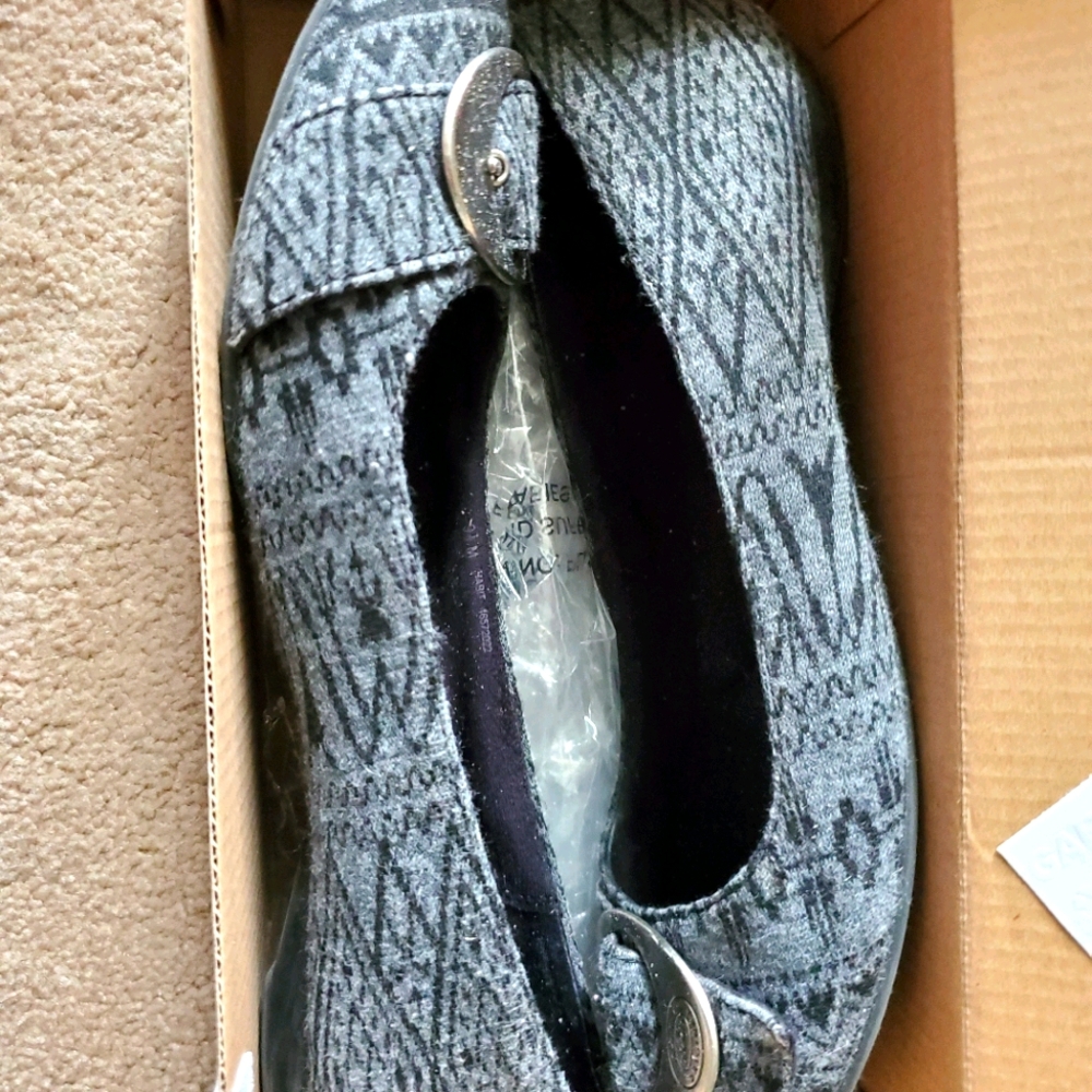 Dr. Scholl's Gray &  Blk Flats
